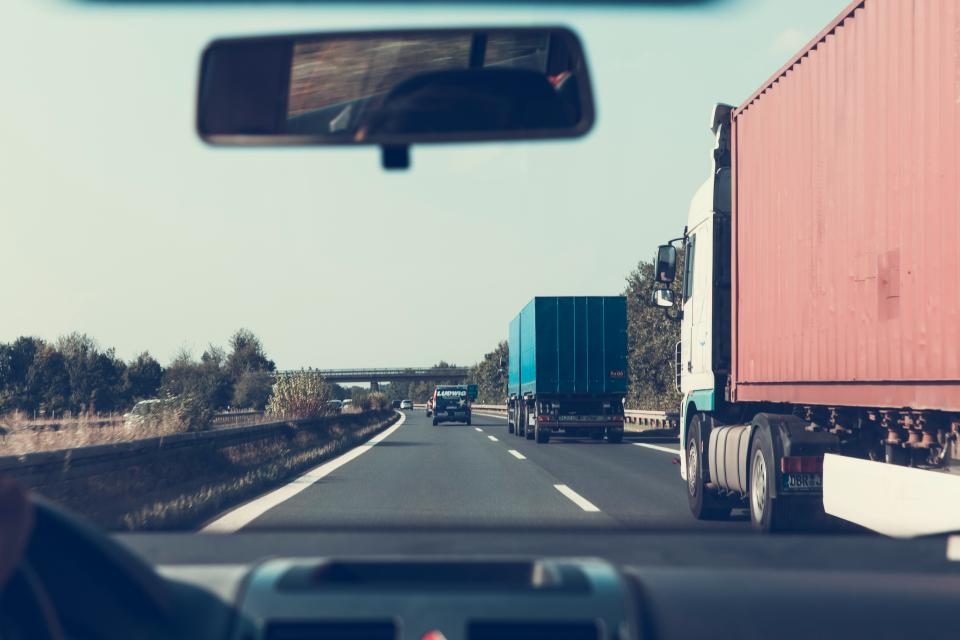 LKW auf der Autobahn aus Fahrerperspektive